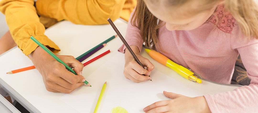 enfants qui déssinent